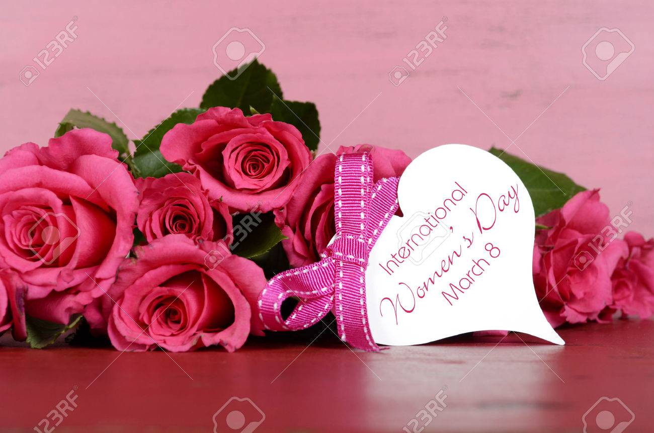 Journee Internationale Des Femmes Le 8 Mars Roses Roses Avec Etiquette De Cadeau Message Sur Vintage Background De Bois De Rose Banque D Images Et Photos Libres De Droits Image