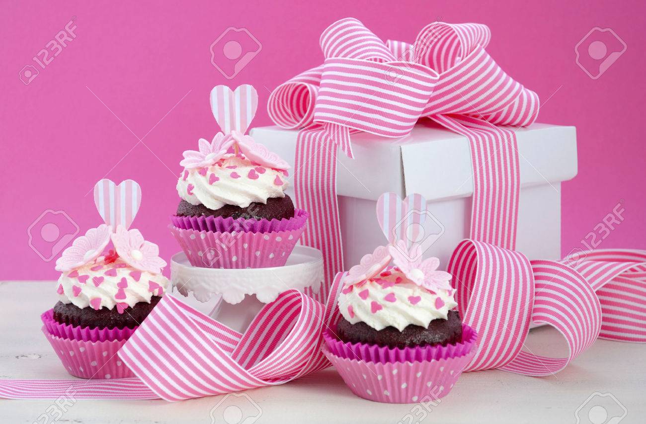 Bonne Fete Des Meres Rose Et Petits Gateaux Blancs Sur Retro Supports A Gateaux De Style Et Grande Boite Cadeau Sur La Table De Bois Blanc Vintage Banque D Images Et Photos Libres De