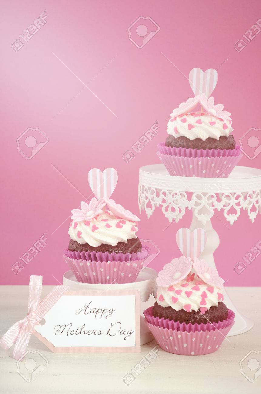 Bonne Fete Des Meres Rose Et Petits Gateaux Blancs Sur Le Gateau De Style Retro Se Dresse Sur La Table De Bois Blanc Vintage Avec Des Filtres De Style Retro Appliques Et