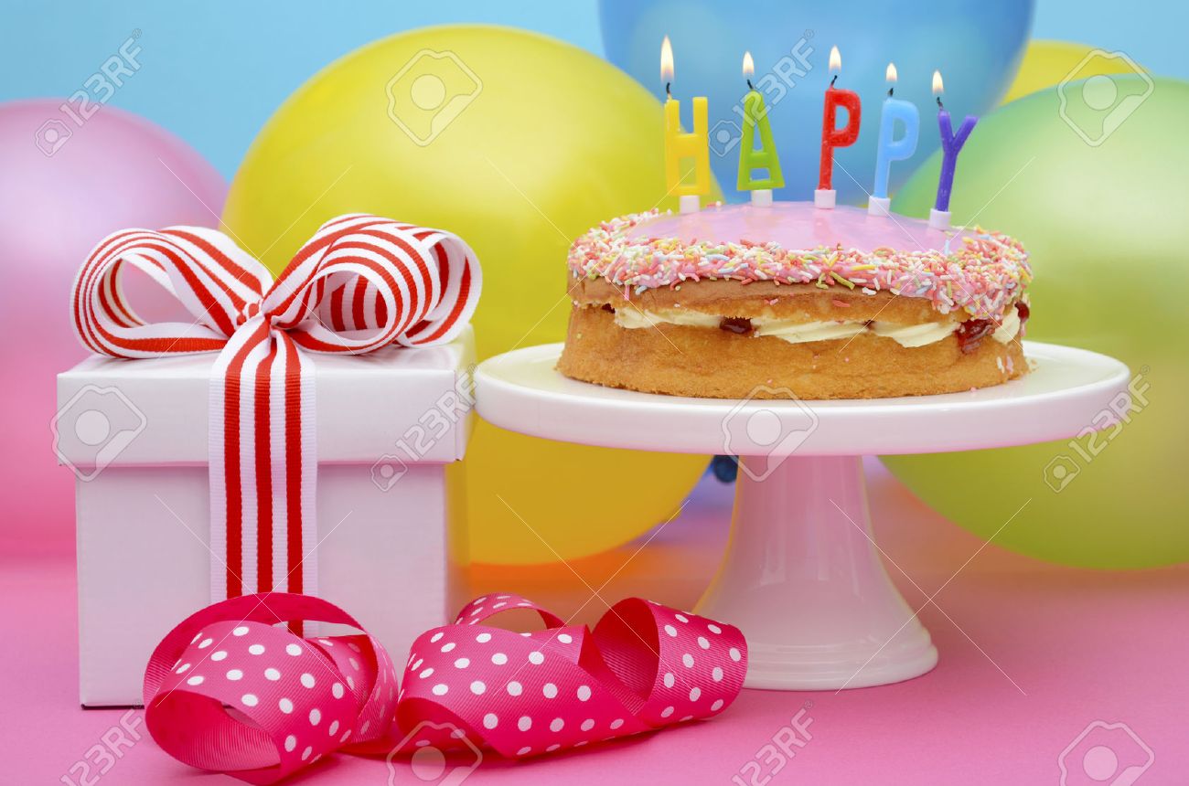 Tableau Lumineux Et Colore De Fete Avec Des Ballons Et Des Cadeaux Avec Des Rubans De Couleurs Vives Et Des Arcs Et Gateau De Joyeux Anniversaire Sur Le Stand De Gateau Banque