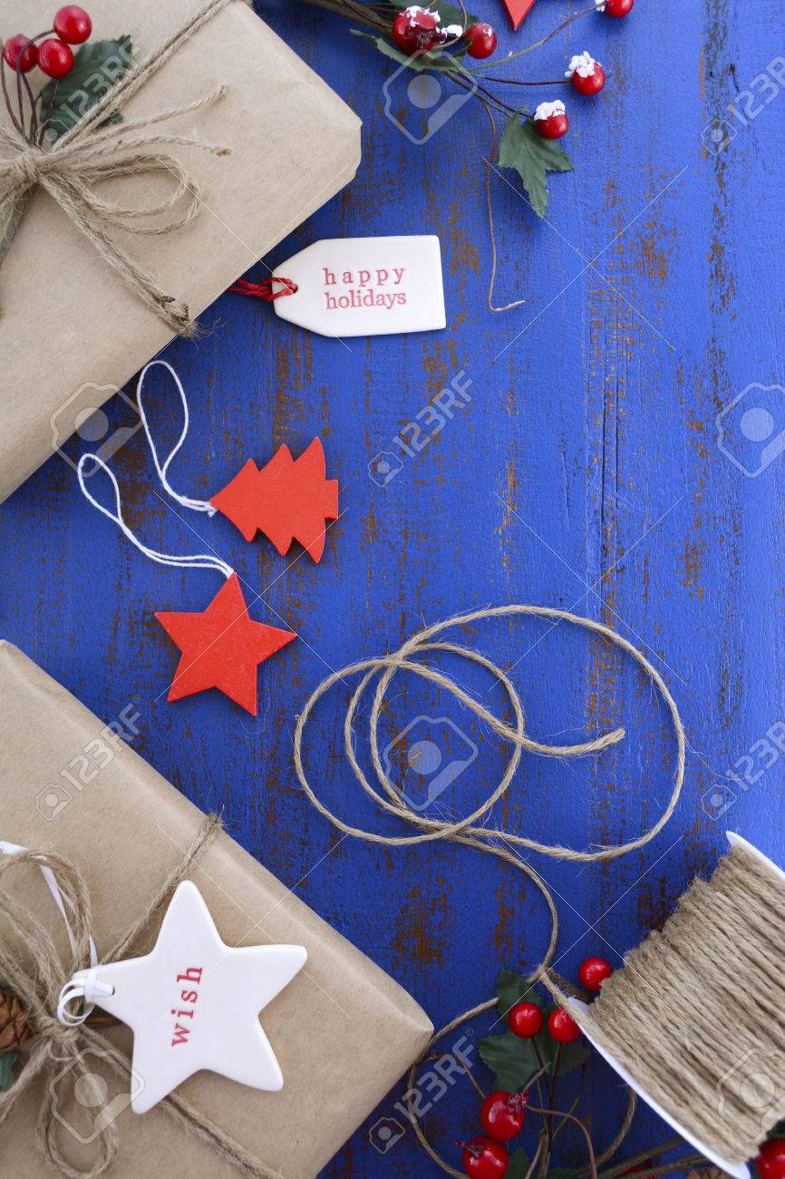 Geschenkverpackung Stellt Im Naturlichen Rustikalen Thema Dar Braunes Packpapier Mit Schnur Und Verzierungen Auf Einem Dunkelblauen Rustikalen Holztisch Lizenzfreie Fotos Bilder Und Stock Fotografie Image