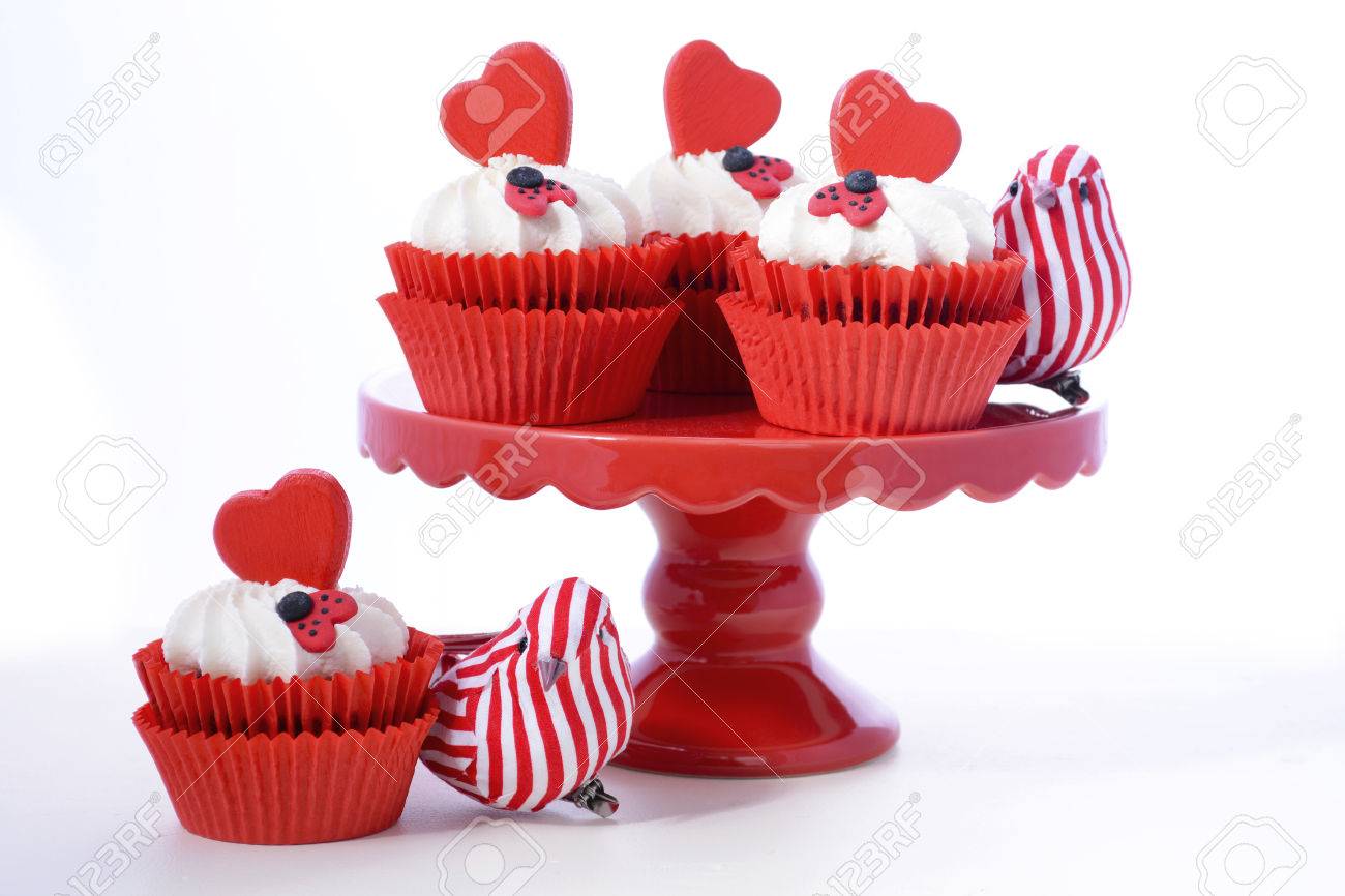 Rouge Et Petits Gateaux Blancs Valentine Avec Des Coeurs Et Des Decorations Amour De Bugs Sur Le Gateau Rouge Se Tiennent Avec Des Ornements Amour D Oiseaux Sur Un Fond Blanc Banque D Images