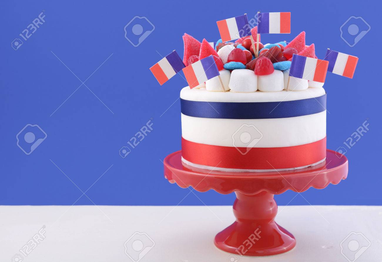 Happy Day Bastille Gateau De Fete Avec Des Drapeaux La Guimauve Et Des Decorations De Bonbons Sur Un Gateau Rouge Se Tenir Debout Sur Une Table Blanche Sur Un Fond Bleu Banque