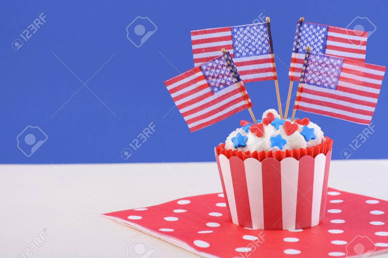 赤いハートと青い星キャンディ装飾赤 白 青の背景にアメリカの国旗とアメリカ テーマ カップケーキ の写真素材 画像素材 Image