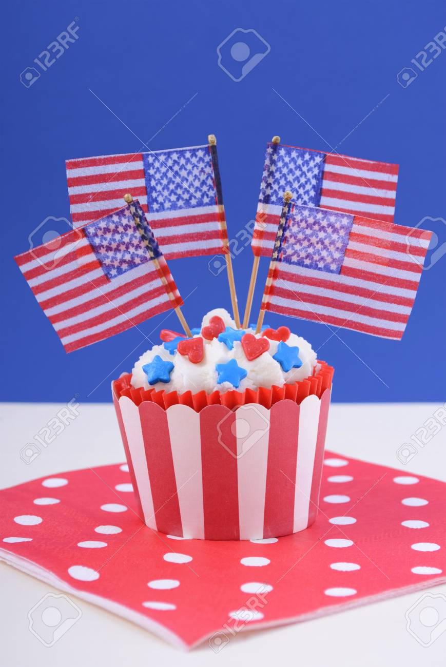 赤いハートと青い星キャンディ装飾赤 白 青の背景にアメリカの国旗と