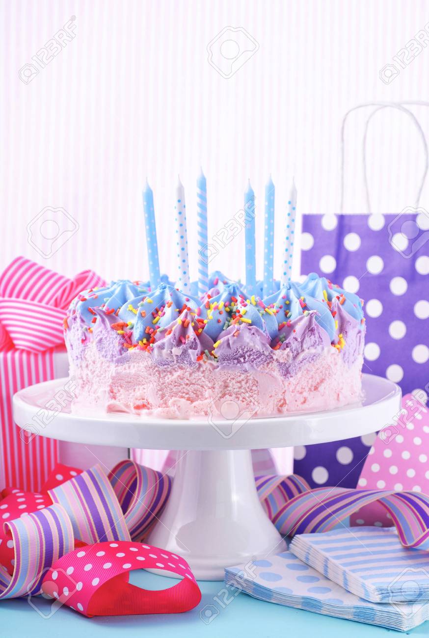Gateau D Anniversaire De Glace Rose Et Bleu Pour Enfants Avec Des Bougies Banque D Images Et Photos Libres De Droits Image