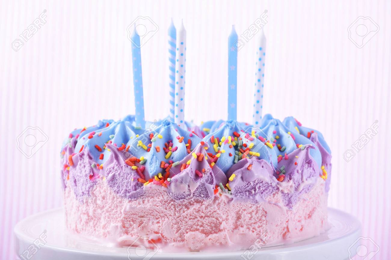 Gateau D Anniversaire De Glace Rose Et Bleu Pour Enfants Avec Des Bougies Banque D Images Et Photos Libres De Droits Image Gateau D Anniversaire De Glace Rose Et Bleu Pour Enfants Avec Des Bougies Banque D Images Et Photos Libres De Droits Image