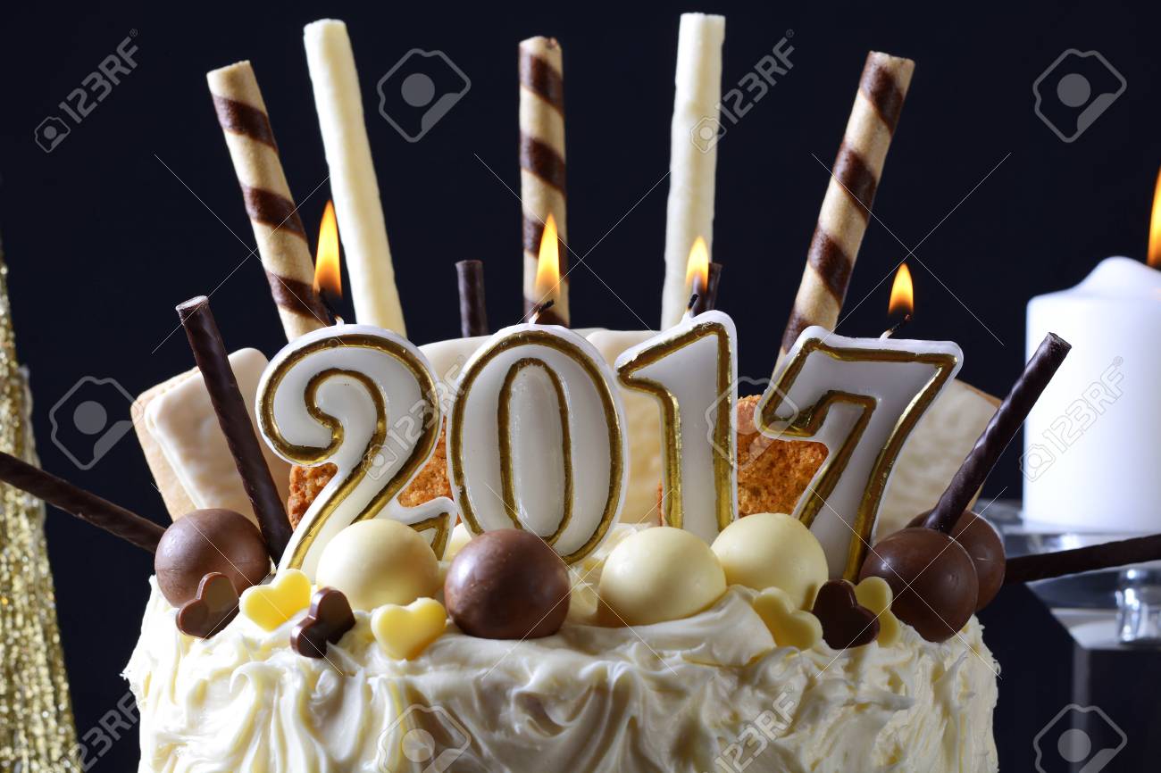 Vacances Festives 17 Happy New Year Piece Maitresse Blanc Gateau Au Chocolat Avec Des Bonbons Et Des Biscuits Decorations Sur Un Fond Noir Banque D Images Et Photos Libres De Droits Image