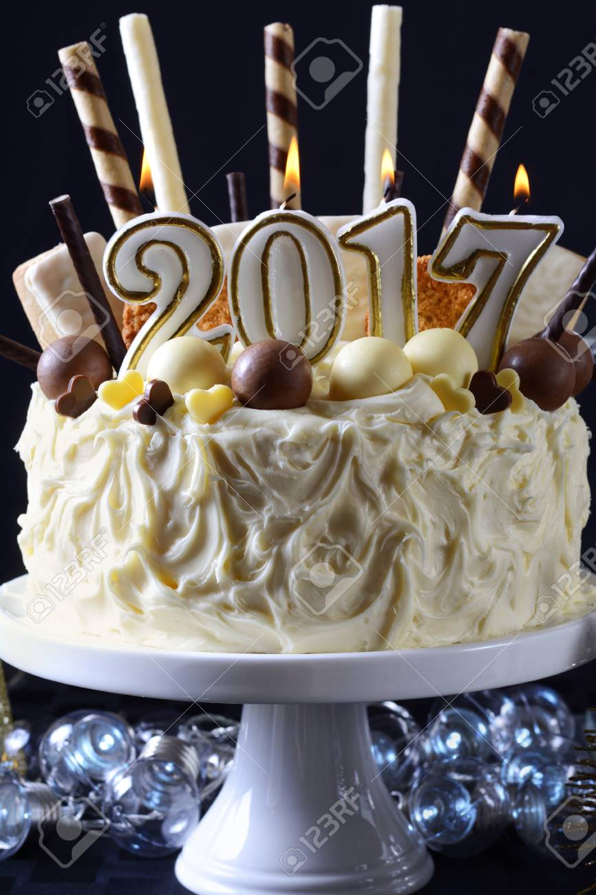 Vacances Festives 17 Happy New Year Piece Maitresse Blanc Gateau Au Chocolat Avec Des Bonbons Et Des Biscuits Decorations Sur Un Fond Noir Banque D Images Et Photos Libres De Droits Image