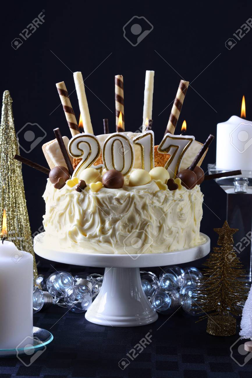 Vacances Festives 17 Happy New Year Piece Maitresse Blanc Gateau Au Chocolat Avec Des Bonbons Et Des Biscuits Decorations Sur Un Fond Noir Banque D Images Et Photos Libres De Droits Image