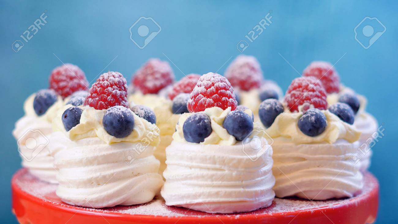 オーストラリアのミニパブロバとオーストラリアの日や国民の休日のパーティーの食べ物のお菓子のための赤 白 青の旗 の写真素材 画像素材 Image