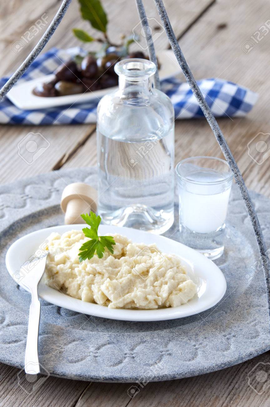 伝統的なギリシャのレシピ Skordalia と呼ばれるや製パン Cramble のマッシュ ポテト ニンニクとウーゾとカラマタ オリーブ オリーブ オイル サイド プレート の写真素材 画像素材 Image