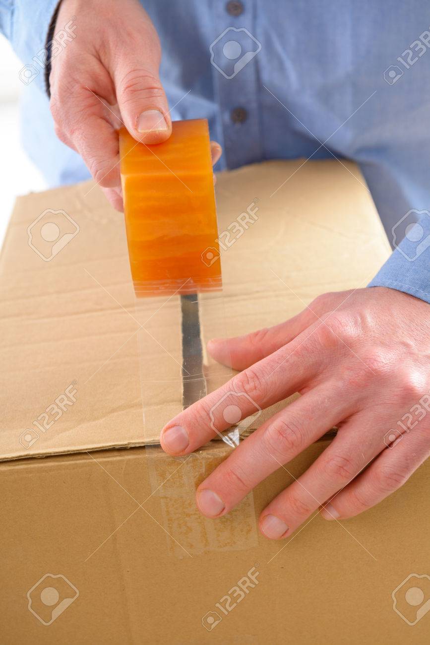 Hande Mit Rolle Des Durchsichtigen Verpackung Klebeband Auf Einem Karton Lizenzfreie Fotos Bilder Und Stock Fotografie Image