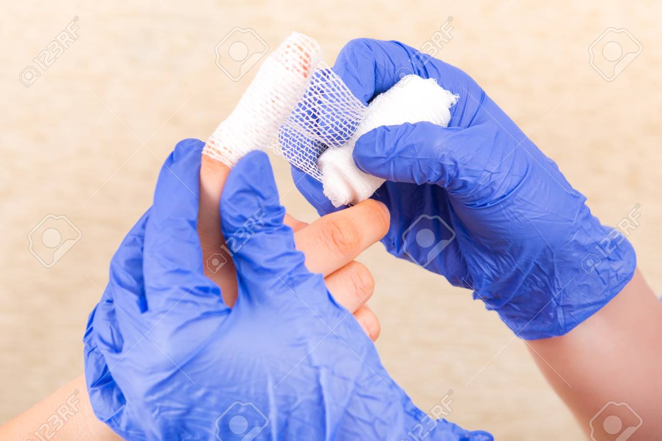 手指に包帯を入れて青い手袋 S の写真素材 画像素材 Image