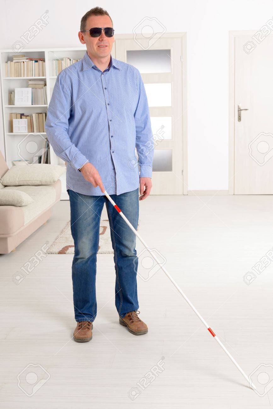 白い棒とサングラスを自宅と盲目の男 の写真素材 画像素材 Image
