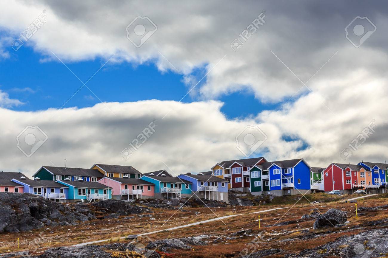 グリーンランド ヌーク市郊外のカラフルなコテージ の写真素材 画像素材 Image