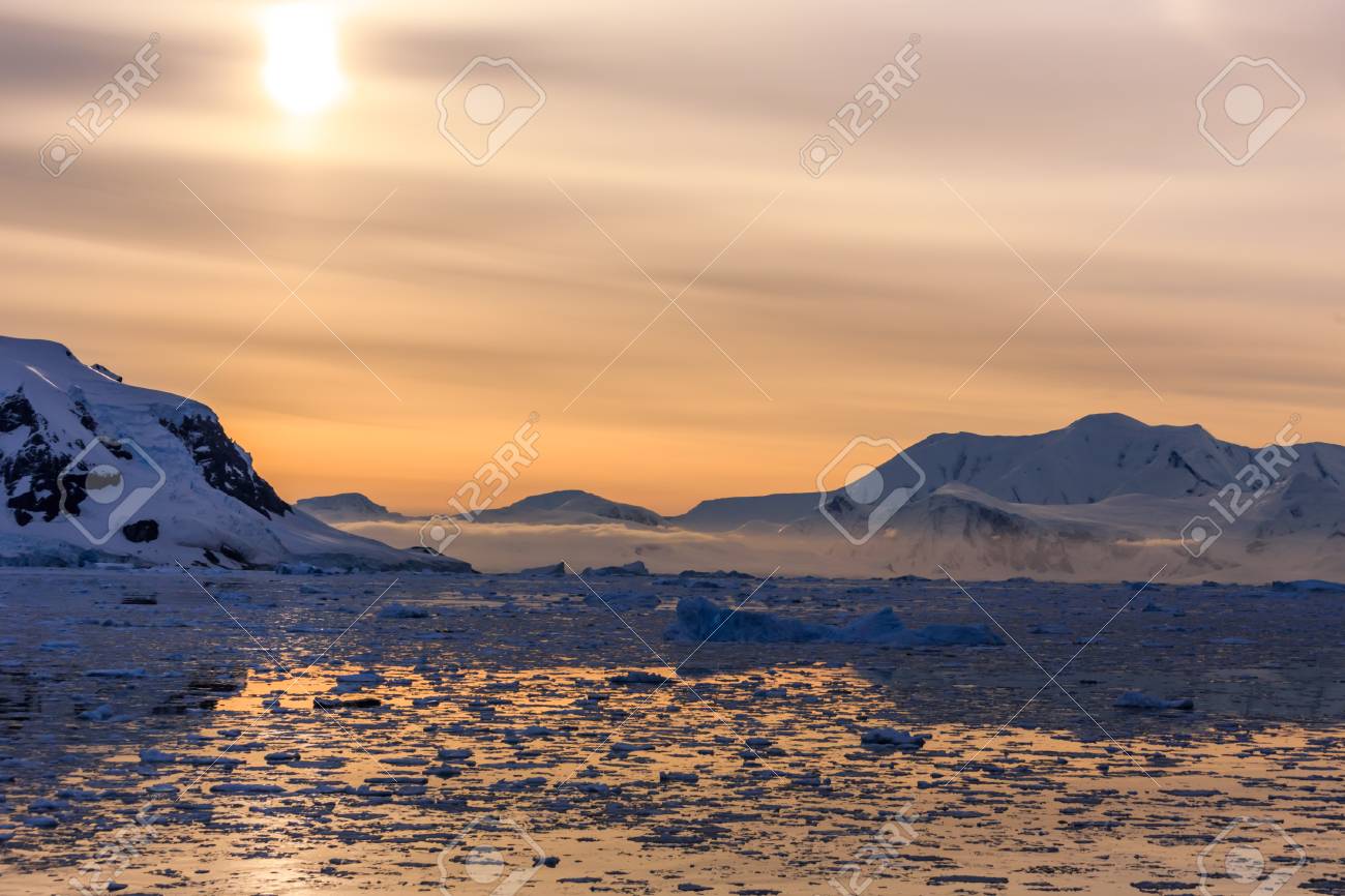 山とルメール海峡 南極大陸の氷山に沈む夕日 の写真素材 画像素材 Image