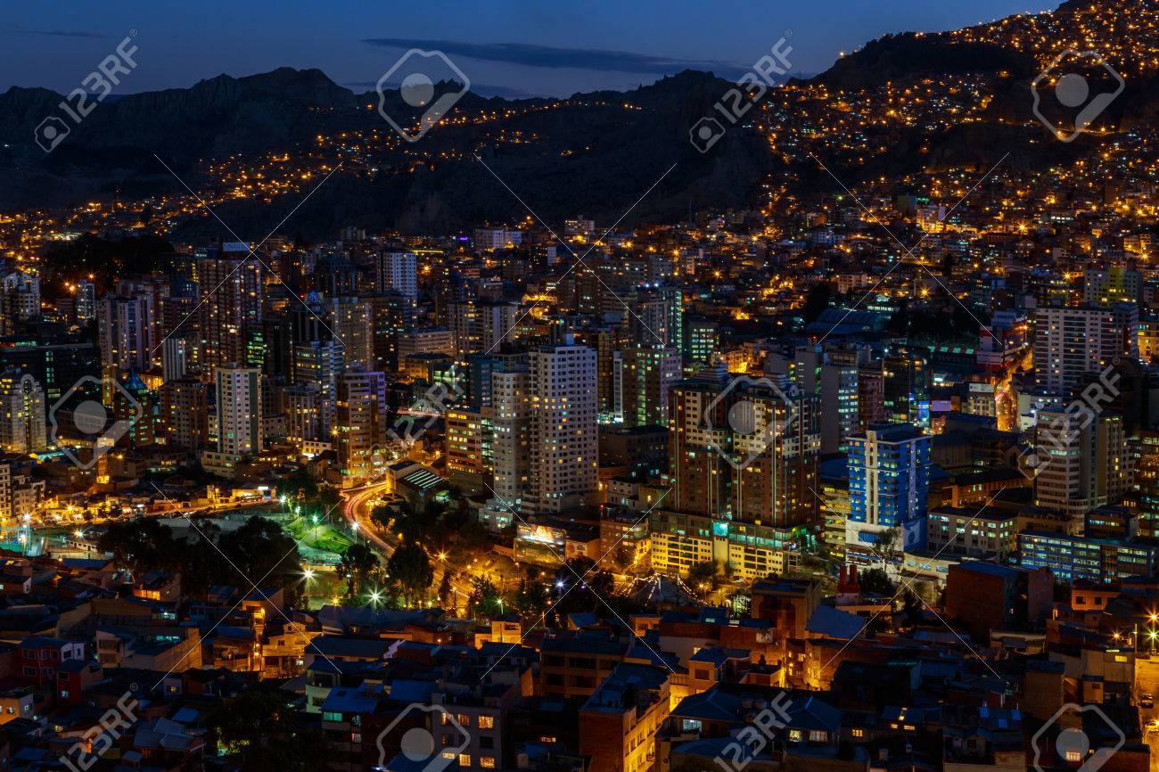 照らされたラパス メガポリス ボリビア 南アメリカの夜景 の写真素材 画像素材 Image