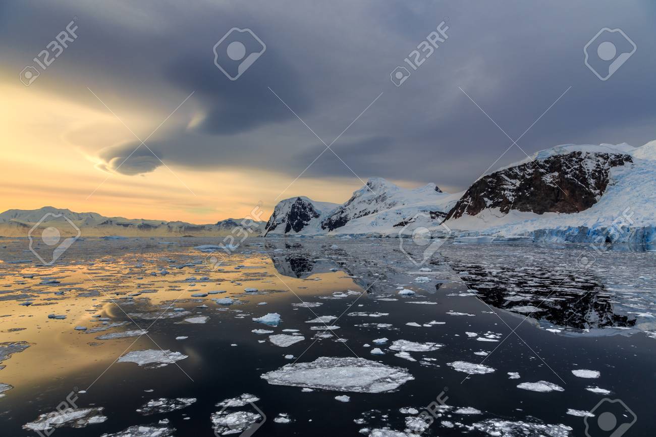 山とルメール海峡 南極大陸に漂う氷山に沈む夕日 の写真素材 画像素材 Image