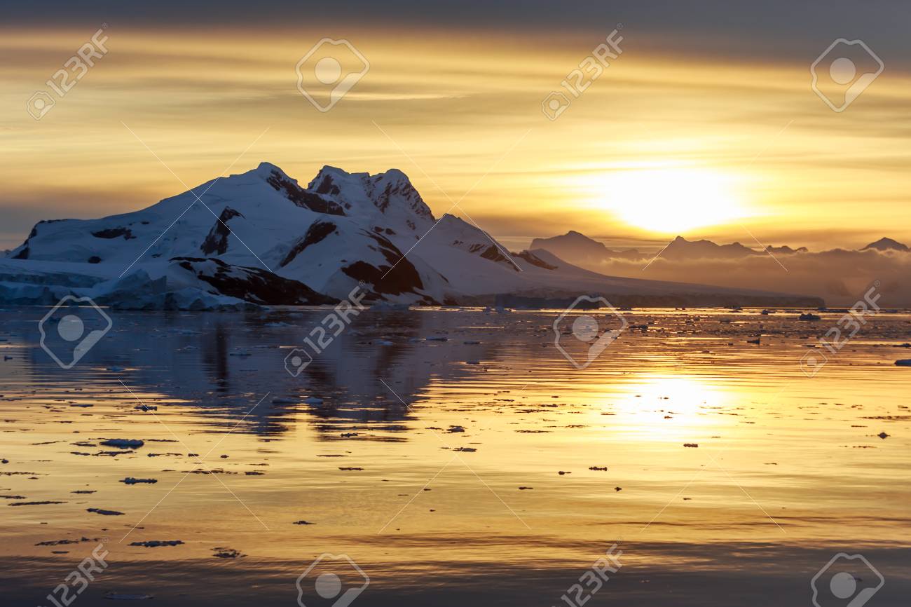 山とルメール海峡 南極大陸に漂う氷山に沈む夕日 の写真素材 画像素材 Image