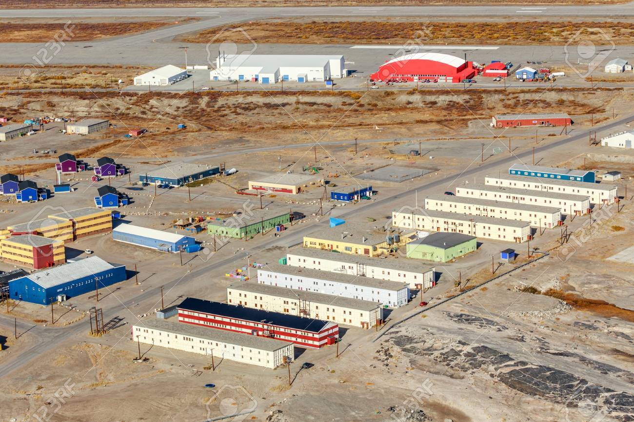 生活ブロックと グリーンランドのカンゲルルススアーク空港の滑走路の空中写真 の写真素材 画像素材 Image
