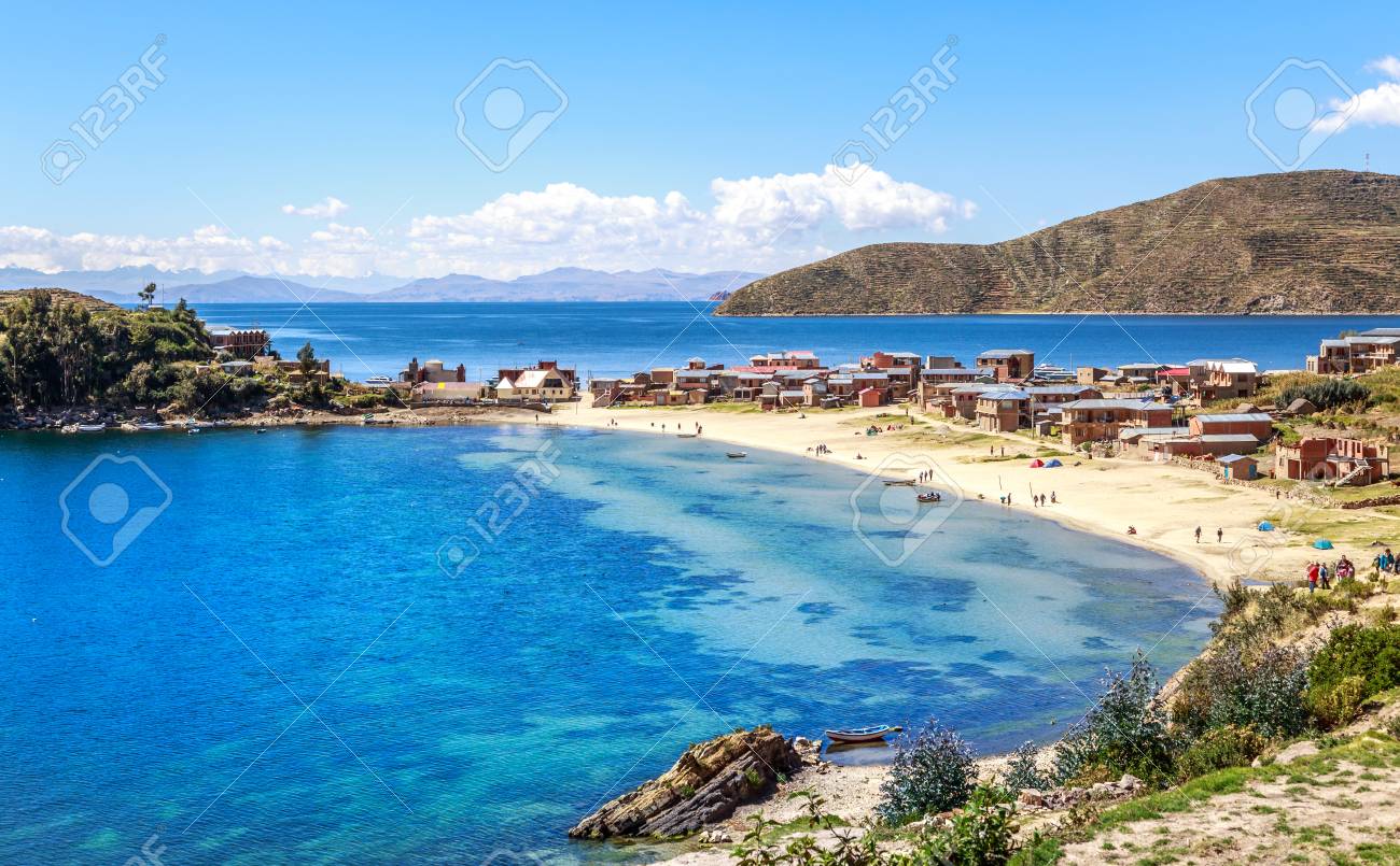 ブルーの水とチチカカ湖の海岸 船 人とインカ太陽の島 ボリビア 南アメリカのボリビアの村を歩く の写真素材 画像素材 Image