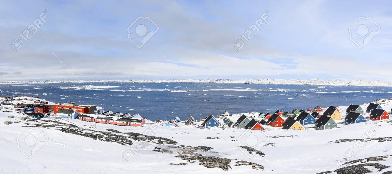 北極の首都ヌーク グリーンランドの郊外に氷山の完全なフィヨルドでカラフルなイヌイの家 の写真素材 画像素材 Image 北極の首都ヌーク グリーンランドの郊外に氷山の完全なフィヨルドでカラフルなイヌイの家 の写真素材 画像素材 Image