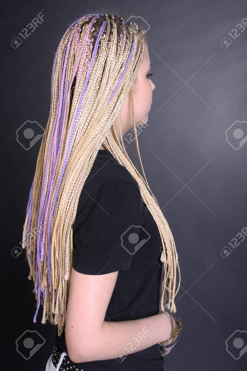 カラフルな髪の毛の女性の髪型 の写真素材 画像素材 Image