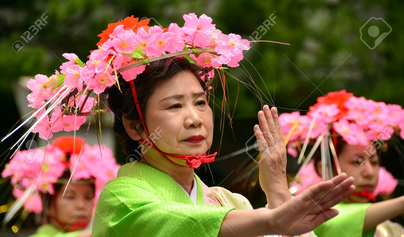 青葉祭 弘法大師 空海 の誕生日を祝う毎年恒例のイベント中にカラフルな伝統的な服で高野山 日本 11 年 6 月 14 日 高齢者日本のダンサー の写真素材 画像素材 Image
