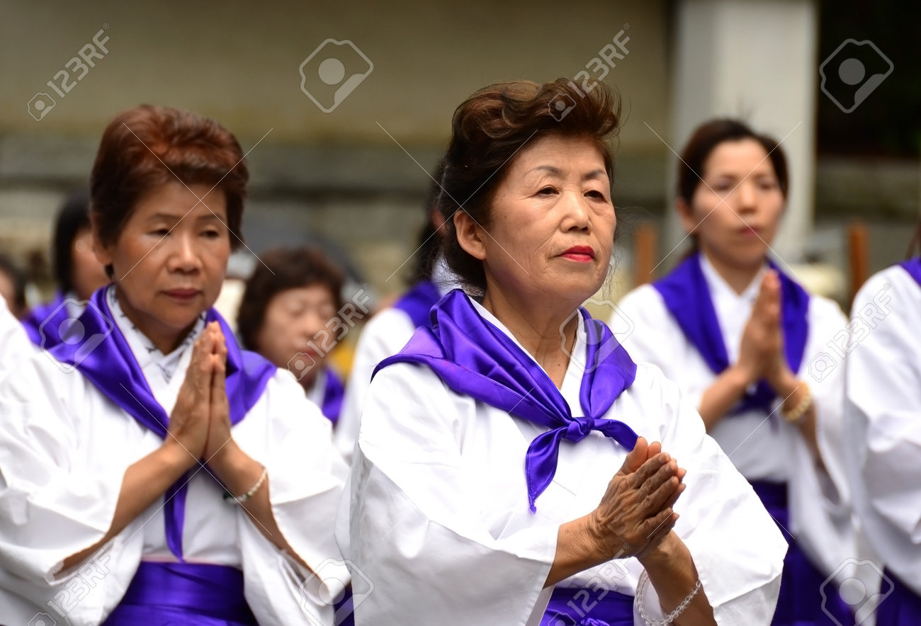 高野山 日本 11 年 6 月 14 日 民族舞踊青葉祭 弘法大師 空海 の誕生日を祝う毎年恒例のイベントの間に伝統的な服 の写真素材 画像素材 Image