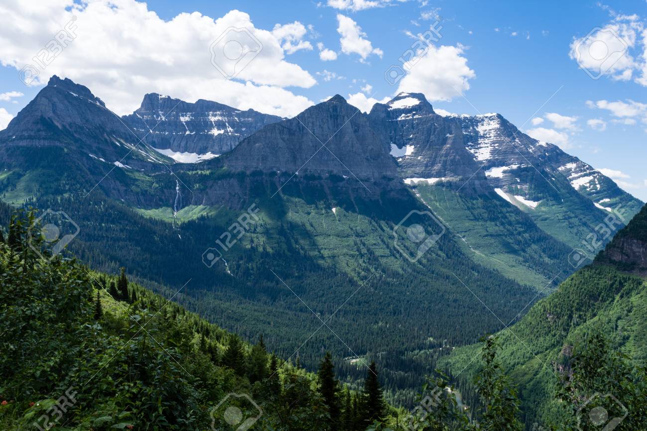グレーシャー国立公園 米国で太陽に行く道路に沿って高山の風景 の写真素材 画像素材 Image グレーシャー国立公園 米国で太陽に行く道路に沿って高山の風景 の写真素材 画像素材 Image