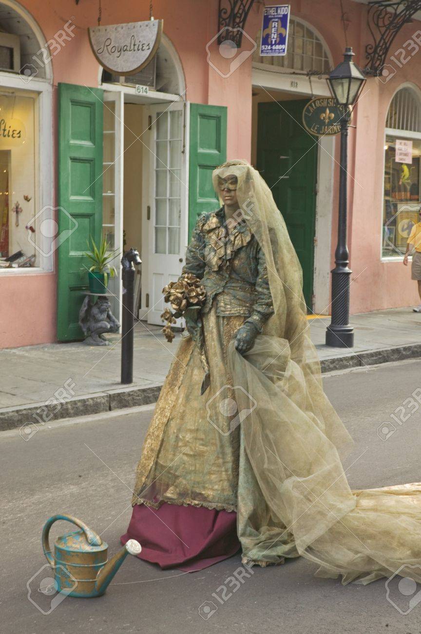 バーボン ストリート地域のパントマイムの芸術家をフランス語四半期のニユー オーリンズ ルイジアナ州で実行します の写真素材 画像素材 Image