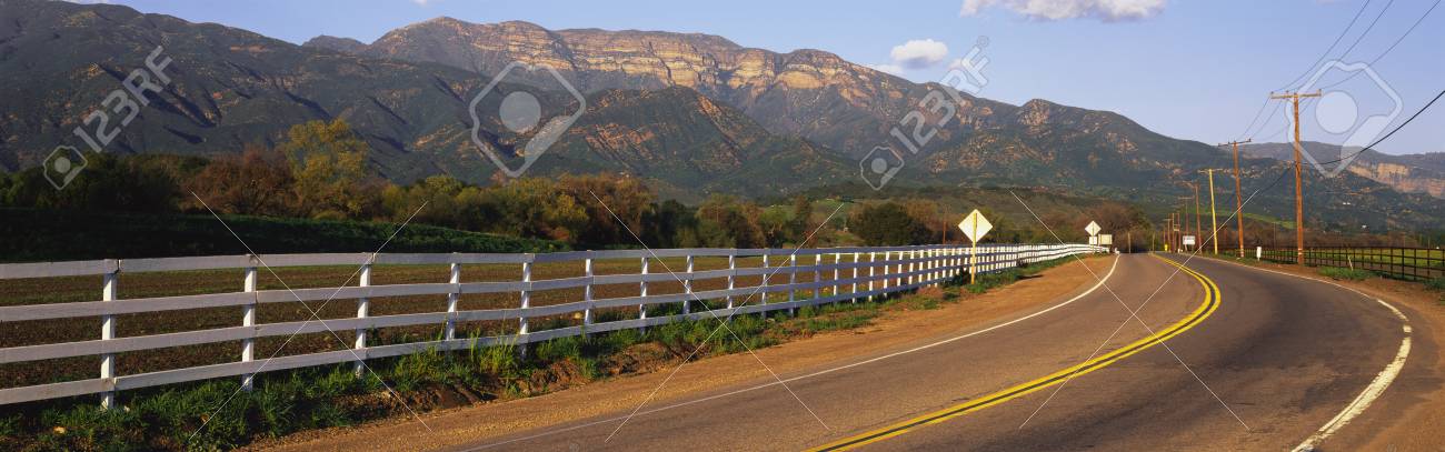Immagini Stock Questo E Il Percorso Panoramico 150 Con Le Topa Topa Montagne In Background Le Curve Strada E C E Un Muro Bianco Lungo Il Lato Sinistro Della Marcatura Della Vicina