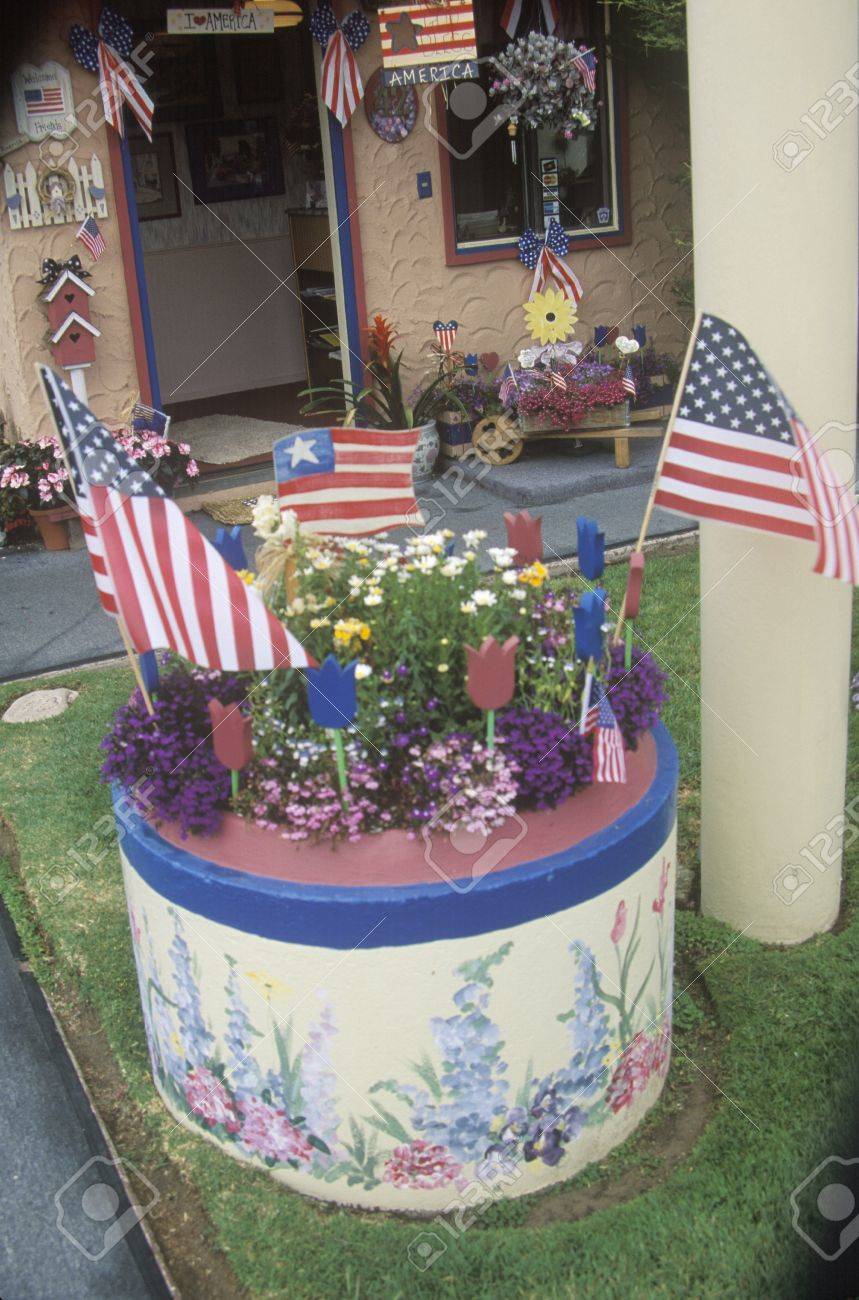 アメリカ国旗 独立記念日パレード カユコス カリフォルニアで飾られた庭プランター の写真素材 画像素材 Image