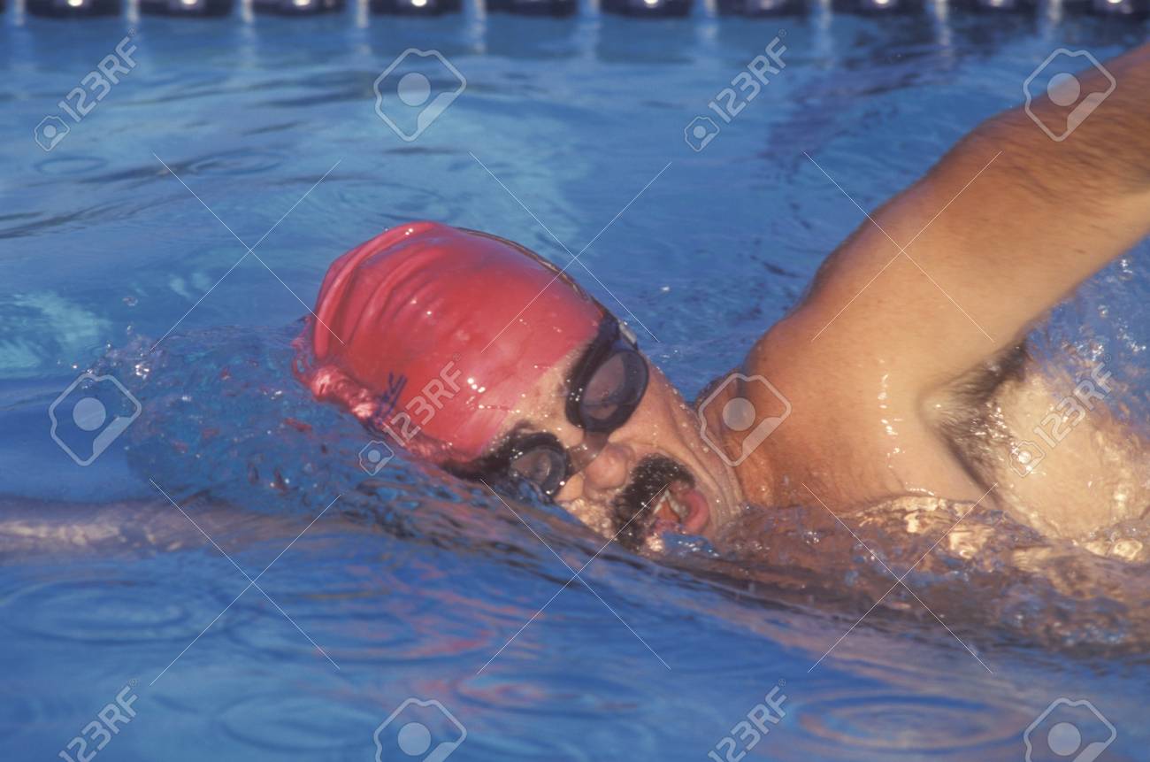 シニア水泳の練習 フリー スタイルのスイマー オーハイ カリフォルニア州 の写真素材 画像素材 Image