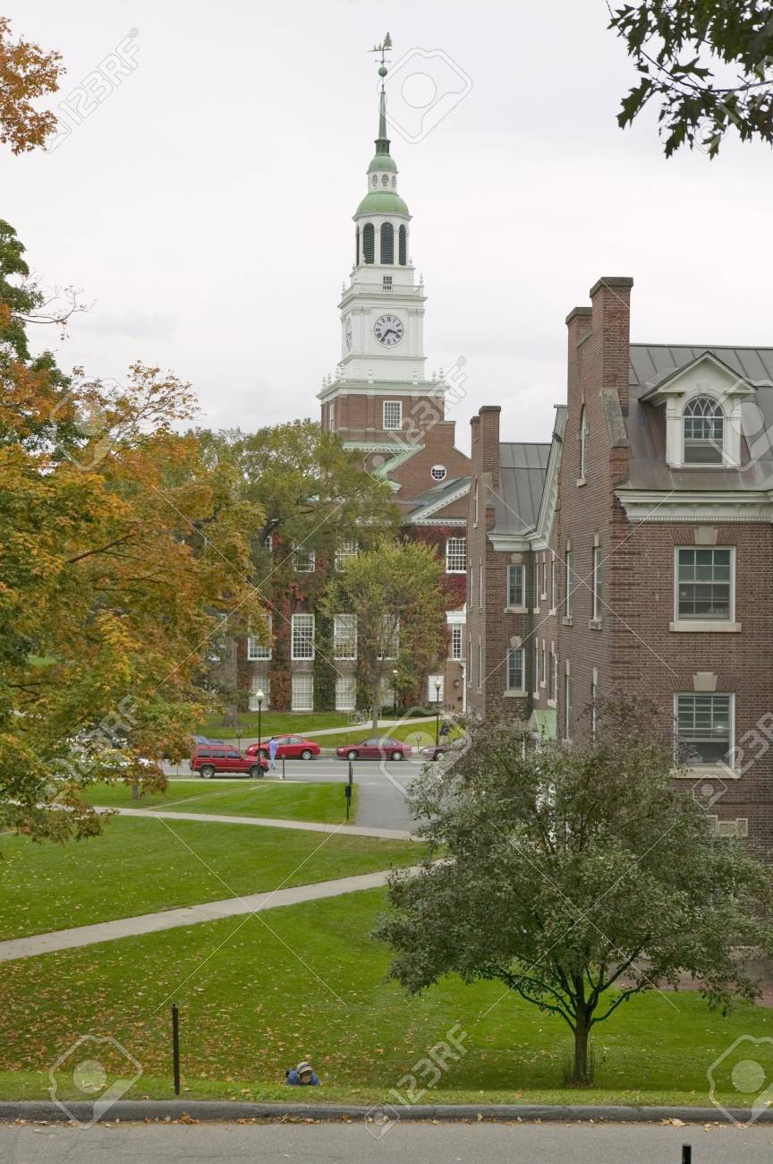 金属の彫刻は、ニューハンプシャー州ハノーバーのダートマス大学のキャンパス内にベーカー タワーの前に立つの写真素材・画像素材 Image 20491128