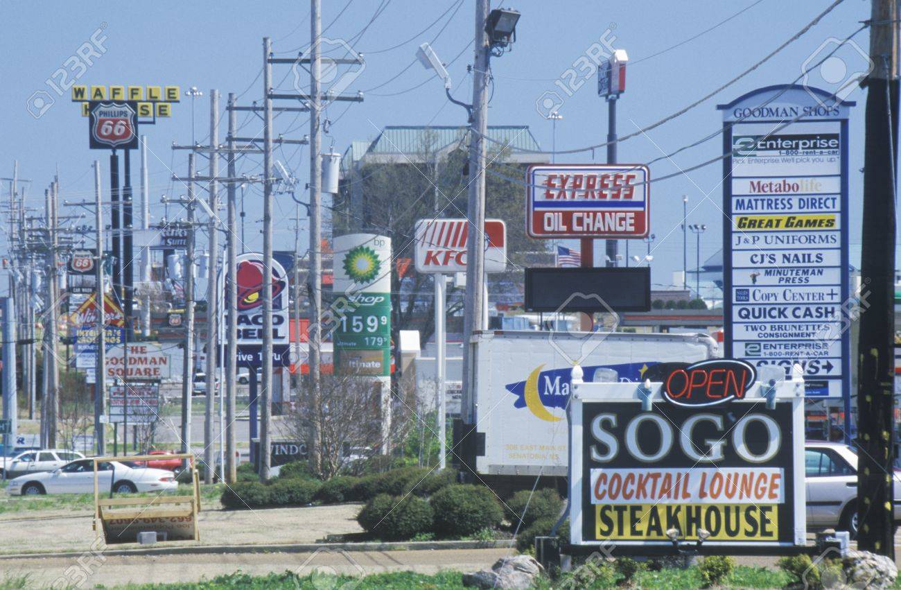 Linie Von Fastfood Restaurants Tankstellen Und Stadtische Unordnung In Northern Ms Ausserhalb Von Memphis Tn Lizenzfreie Fotos Bilder Und Stock Fotografie Image 20512519