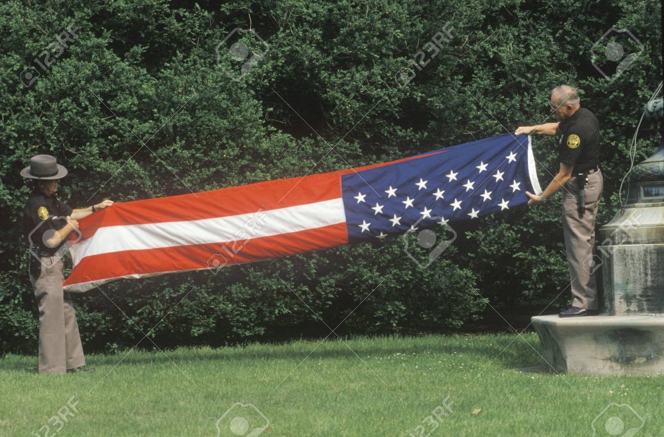 Deux Agents De Plier Le Drapeau Americain Charlottesville Virginie Banque D Images Et Photos Libres De Droits Image 20713074