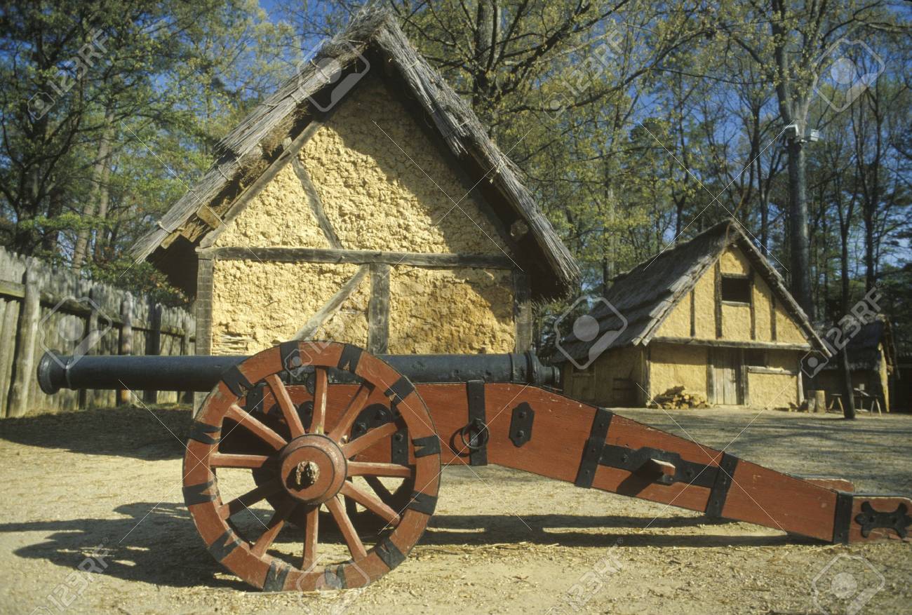最初の英語の植民地のジェームズタウン 史跡には大砲と建物の外観 の写真素材 画像素材 Image 7132