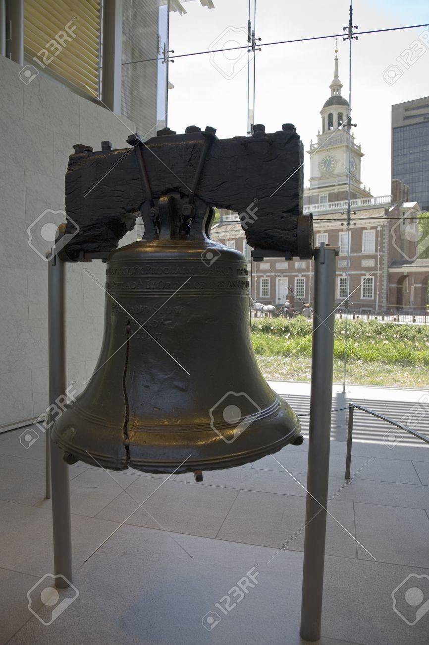 背景には、ペンシルベニア州フィラデルフィアの独立記念館とリバティ