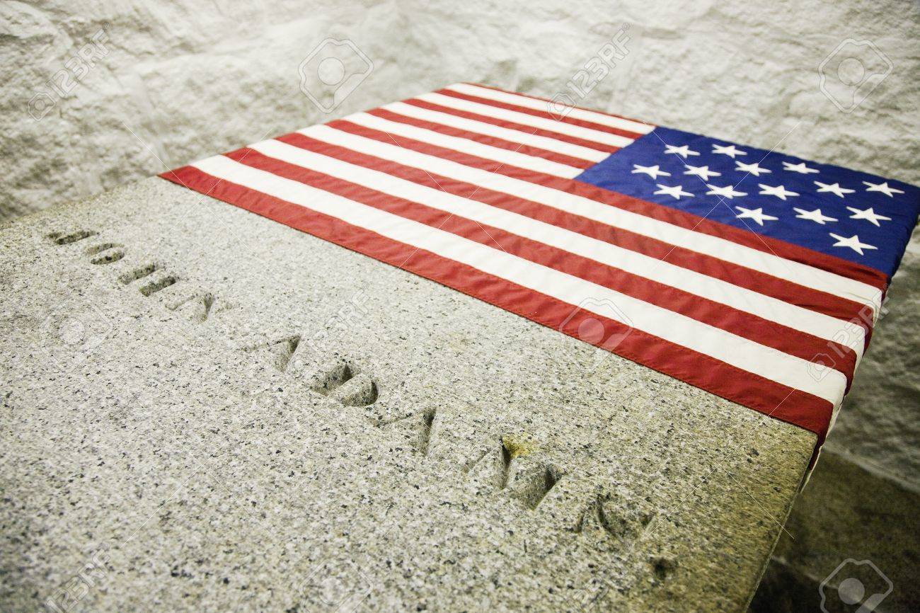 納骨と彼の妻アビゲイル アダムズ ユニテリアンユニバーサ リズム教会 大統領の教会 クインシー マサチューセッツ州 米国ジョン アダムズ 第 2 大統領と彼の妻ルイーザ キャサリン 6 大統領ジョン クインシー アダムズの墓 の写真素材 画像