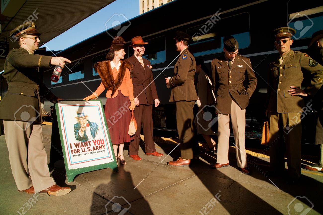 前真珠湾日の第二次世界大戦軍用列車 San Diego にロサンゼルスに 1940 年代の服装立っている服を着て演ずる の写真素材 画像素材 Image