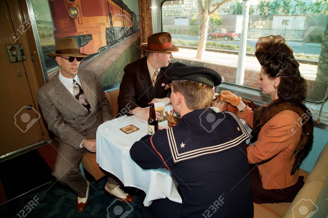 San Diego にロサンゼルスのユニオン駅から真珠湾日軍用列車再制定の 1940 年代の服装に身を包んだ演ずる の写真素材 画像素材 Image