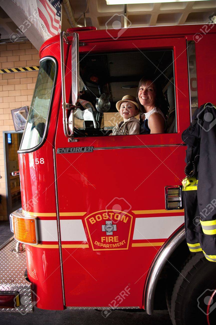 North End Boston Ma 11 Mai 2012 Mere Et Fils Assis Dans Un Camion De Pompier Stationnaire Au Ladder N 1 Et N 8 Moteur Caserne De Pompiers