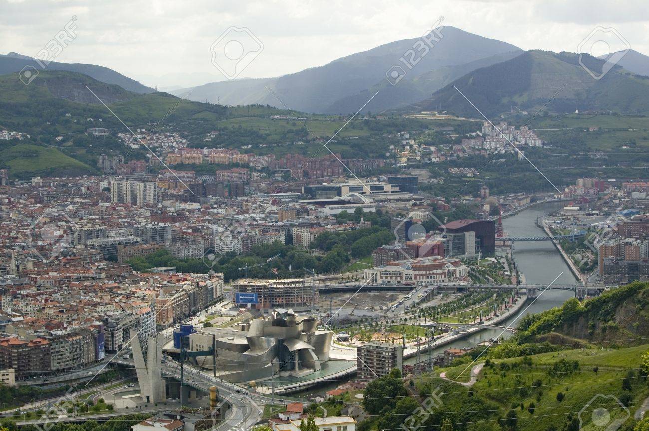 Vista Aérea Del Museo Guggenheim De Arte Contemporáneo De Bilbao ...