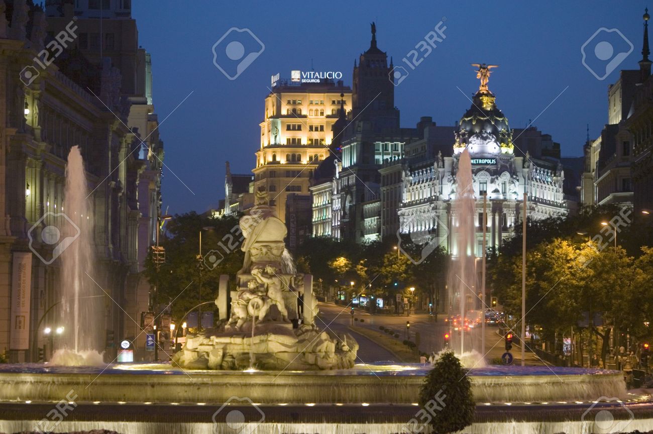 エディフィシオ メトロポリスとフエンテ デ シベーレス広場 マドリード スペインで 夜にべレ ス広場 の写真素材 画像素材 Image