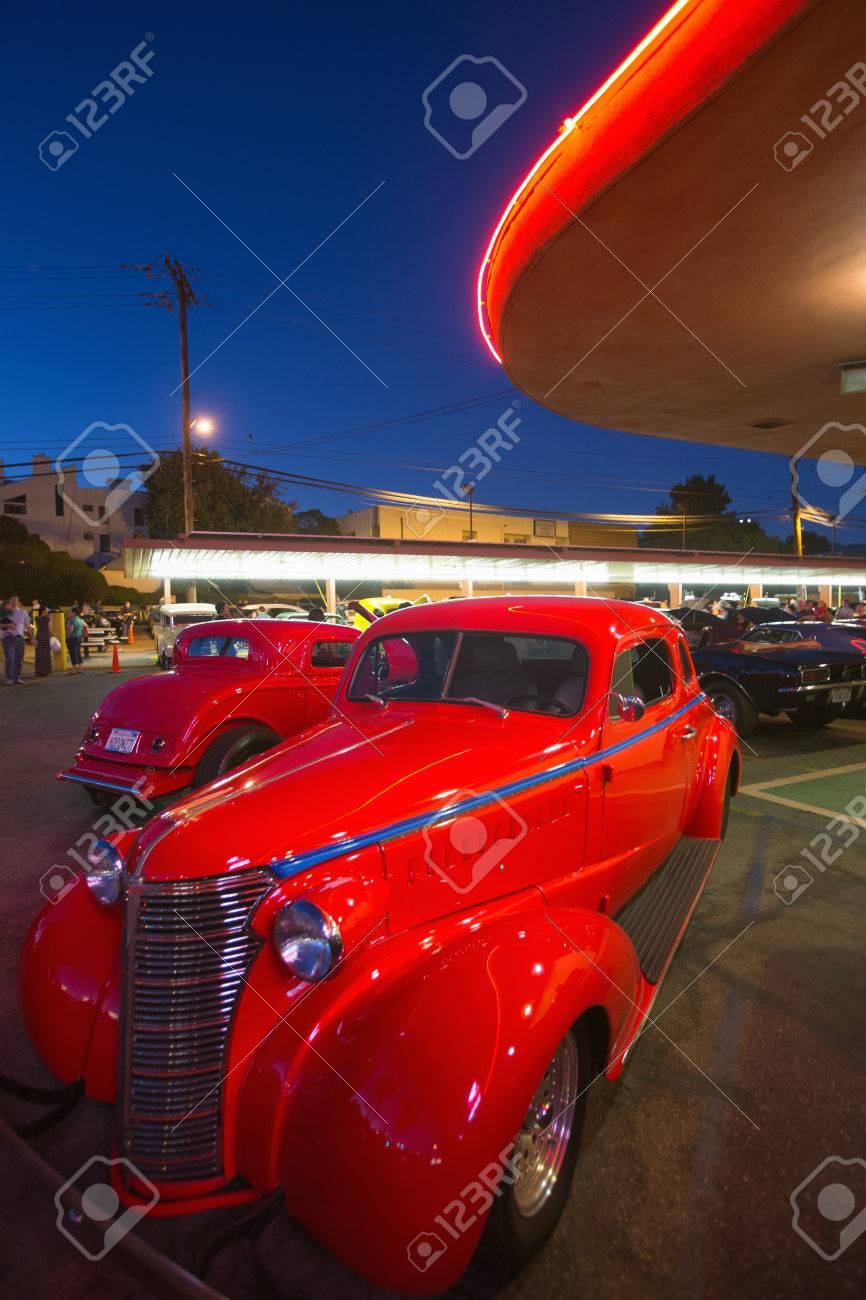 古典的な車そしてホットロッド 1950 年代のダイナー ボブの大きい男の子 リバーサイド ドライブ バーバンク カリフォルニア州で の写真素材 画像素材 Image
