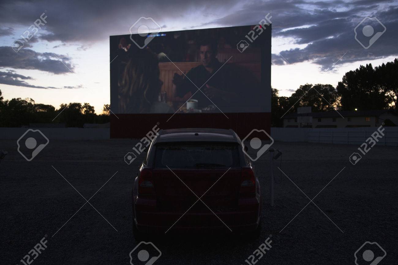 映画館 モントローズ コロラド州 アメリカで車の時計映画スターのビュー ドライブします の写真素材 画像素材 Image