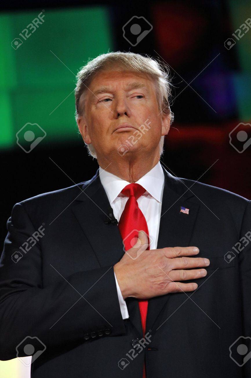 ドナルド・J・トランプ大統領 支援部隊 MAGA チャレンジ コイン ドナルド ・ J ・ トランプを保持手 CNN アット  ベネチアン、共和党大統領候補討論会で心を 2015 年 12 月 15 日、ラスベガス、ネバダ州ラスベガス、ネバダ州 - 12 月 15 日:  共和党大統領候補の写真素材 ...