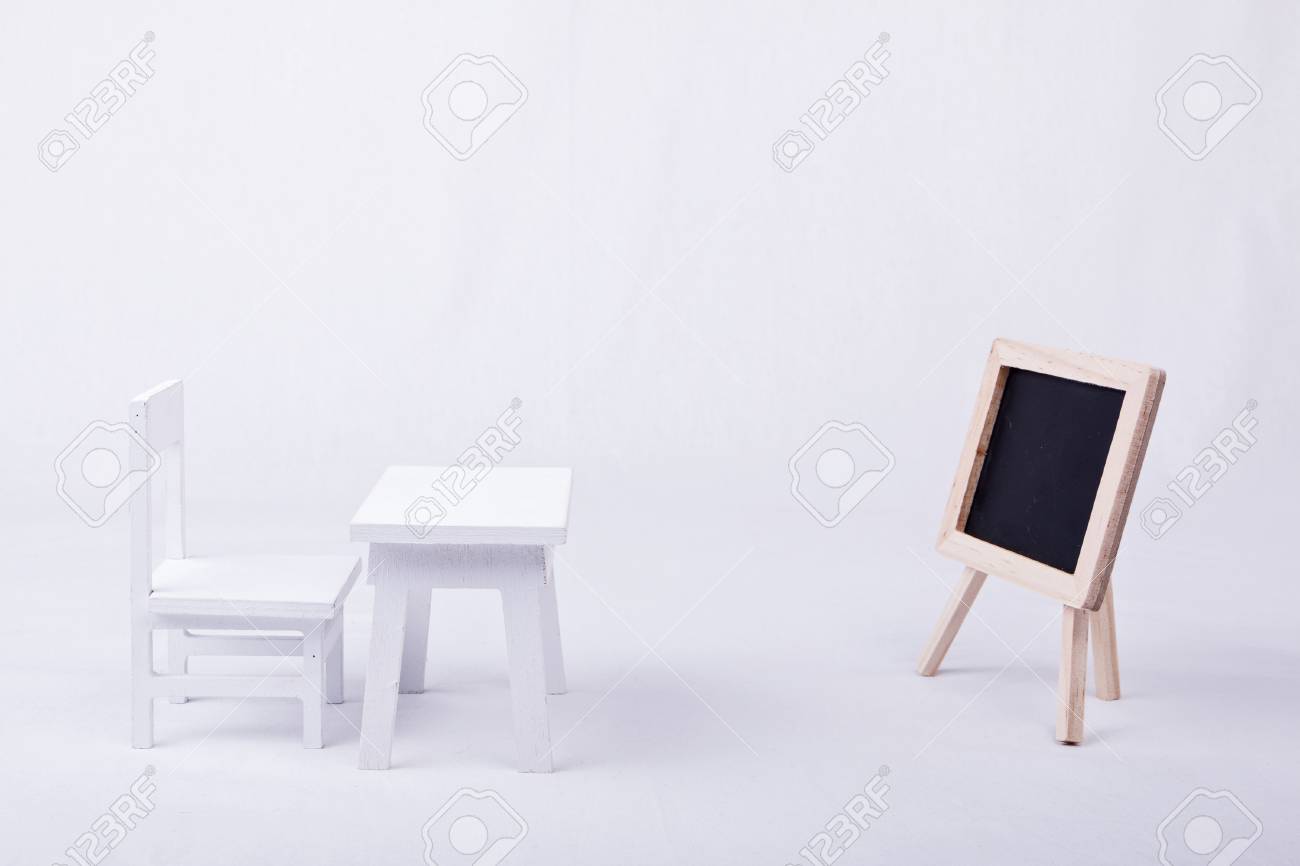 Tableau Blanc Bureau : Chaise en bois blanc bureau et tableau noir sur fond blanc